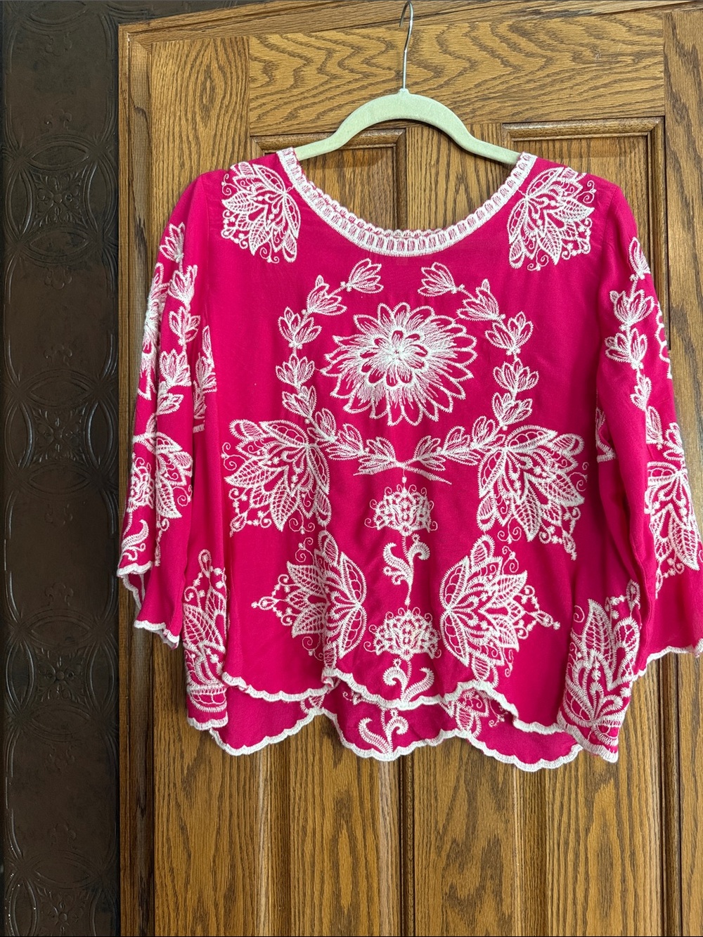 Solitaire Anthropology Women’s Pink Floral Embroidered Top Size L